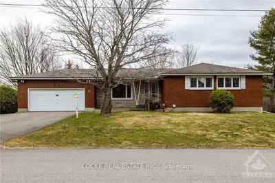 40 DORIS Avenue, Blossom Park - Airport and Area, ON K1T 3W8