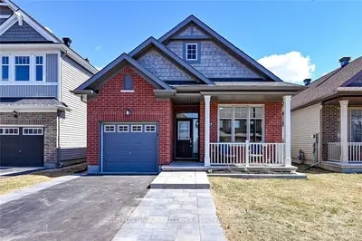 807 CARNELIAN Crescent, Blossom Park - Airport and Area, ON K1X 0A8