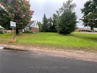 933-931 MACKAY Street, Pembroke, ON K8B 1A2