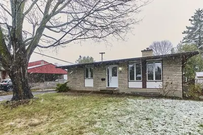 2720 BASSWOOD Crescent, Billings Bridge - Riverside Park and Area, ON K1V 8K3
