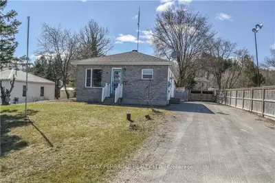 1384 PEMBROKE Street W, Laurentian Valley, ON K8A 7M3