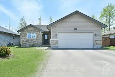 2047 SANDSTONE Crescent, Petawawa, ON K8H 0B2
