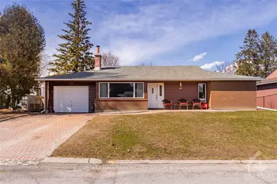 19 LINDHURST Crescent, South of Baseline to Knoxdale, ON K2G 0T8