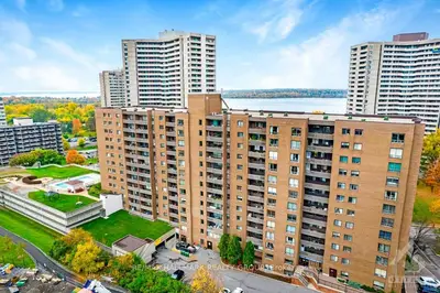 1100 Ambleside Drive 703, Woodroffe, On K2b 8g6