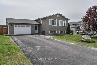 14 MORNING STAR Street, Petawawa, ON K8H 0A1