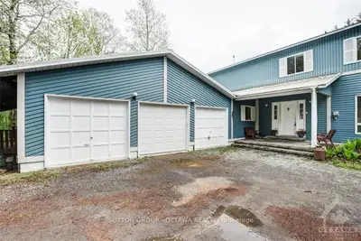1070 Upper Dwyer Hill Road, Carp - Huntley Ward, On K0a 1l0