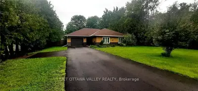 5 EAST Street, Petawawa, ON K8H 2N7
