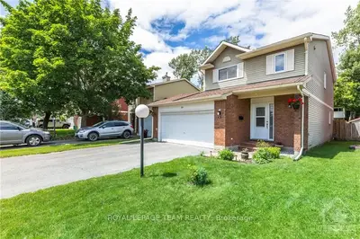 58 FAIR OAKS Crescent, South of Baseline to Knoxdale, ON K2G 4W4
