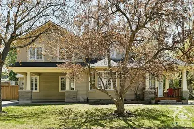 16 ARUNDEL Avenue, Manor Park - Cardinal Glen and Area, ON K1K 0B4