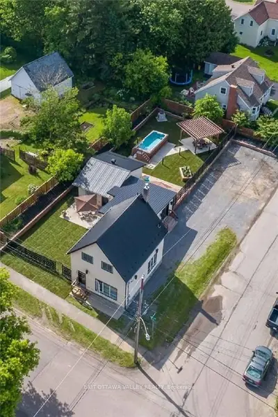 202 IRVING Street, Pembroke, ON K8A 2S6