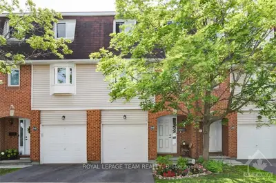 40 ALMOND Lane, Kanata, ON K2L 3T4
