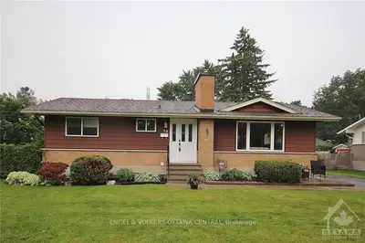 39 FAIRHILL Crescent, South of Baseline to Knoxdale, ON K2G 1B8