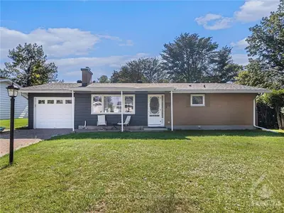 8 Newgale Street, Crystal Bay - Rocky Point - Bayshore, ON K2H 5R3
