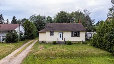 104 KEN Drive, Laurentian Valley, ON K8A 6W5