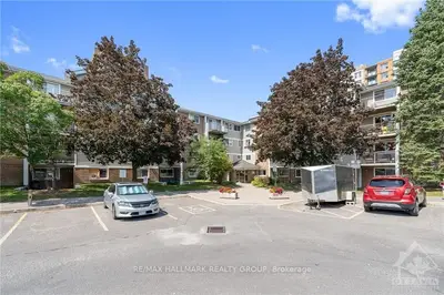 250 BRITTANY Drive 209, Manor Park - Cardinal Glen and Area, ON K1K 3M1