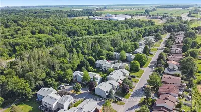 26c Benlea Drive, Tanglewood - Grenfell Glen - Pineglen, On K2g 4a9