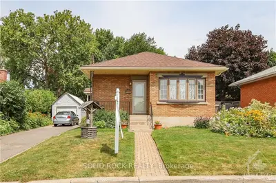390 MARIA GORETTI Circle, Vanier and Kingsview Park, ON K1L 6S4