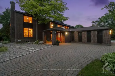 3671 REVELSTOKE Drive, Billings Bridge - Riverside Park and Area, ON K1V 7C2