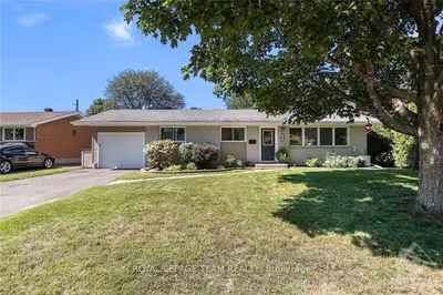 2916 OTTERSON Drive, Billings Bridge - Riverside Park and Area, ON K1V 8Z7