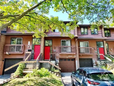 490 WOODLAND Avenue, Woodroffe, ON K2B 5E5