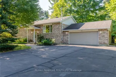 22 HERITAGE Drive, Petawawa, ON K8H 3J3