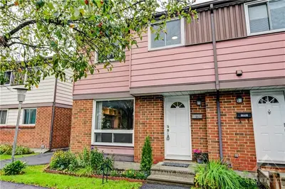 1942 Belmore Lane, Blackburn Hamlet, On K1b 4z8