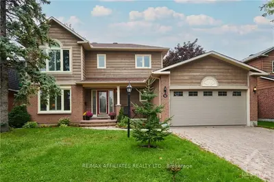 18 Lone Meadow Trail, Stittsville - Munster - Richmond, On K2s 1e1