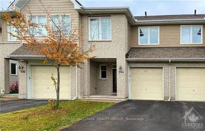 704 HAZELNUT Crescent, Blossom Park - Airport and Area, ON K1T 0K4