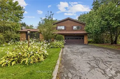 17 Greenside Avenue, Country Place - Pineglen - Crestview And Area, On K2e 5x3