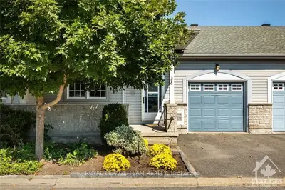 35 VILLAGE WALK, Manotick - Kars - Rideau Twp and Area, ON K4M 1L7