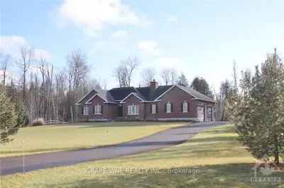 299 LASIANDRA Lane, Carp - Huntley Ward, ON K0A 1L0