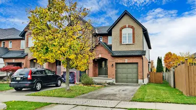 Att/Row/Townhouse in Hamilton