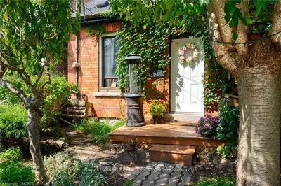Att/Row/Townhouse in Hamilton