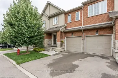 Condo Townhouse in Hamilton