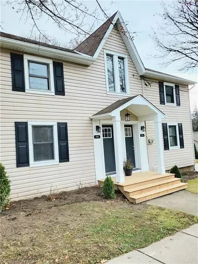 Att/Row/Townhouse in Hamilton