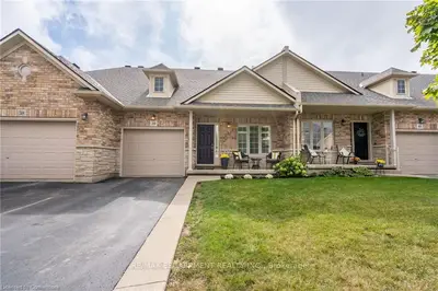 Condo Townhouse in Hamilton