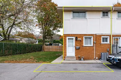 Condo Townhouse in Hamilton