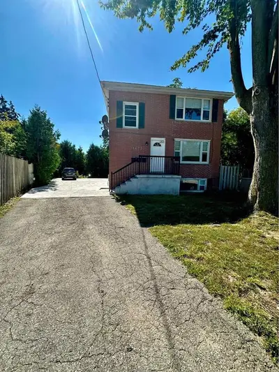 Triplex in London East