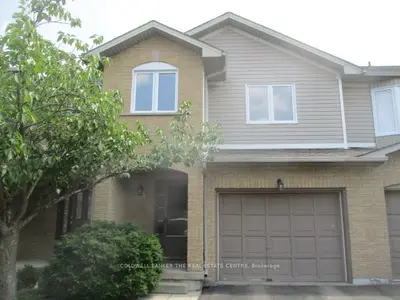 Condo Townhouse in Hamilton