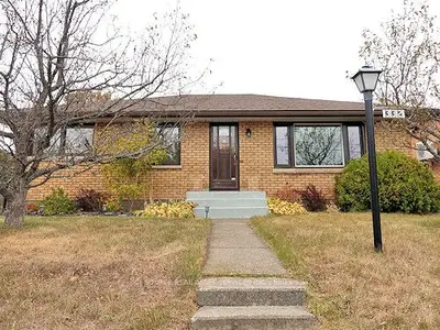 Detached in Thunder Bay