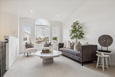 Detached in Niagara Falls