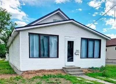 Detached in Fort Frances