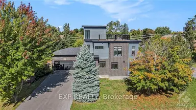 Detached in Meadowlands - Crestview and Area