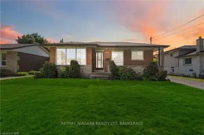 Detached in Niagara Falls
