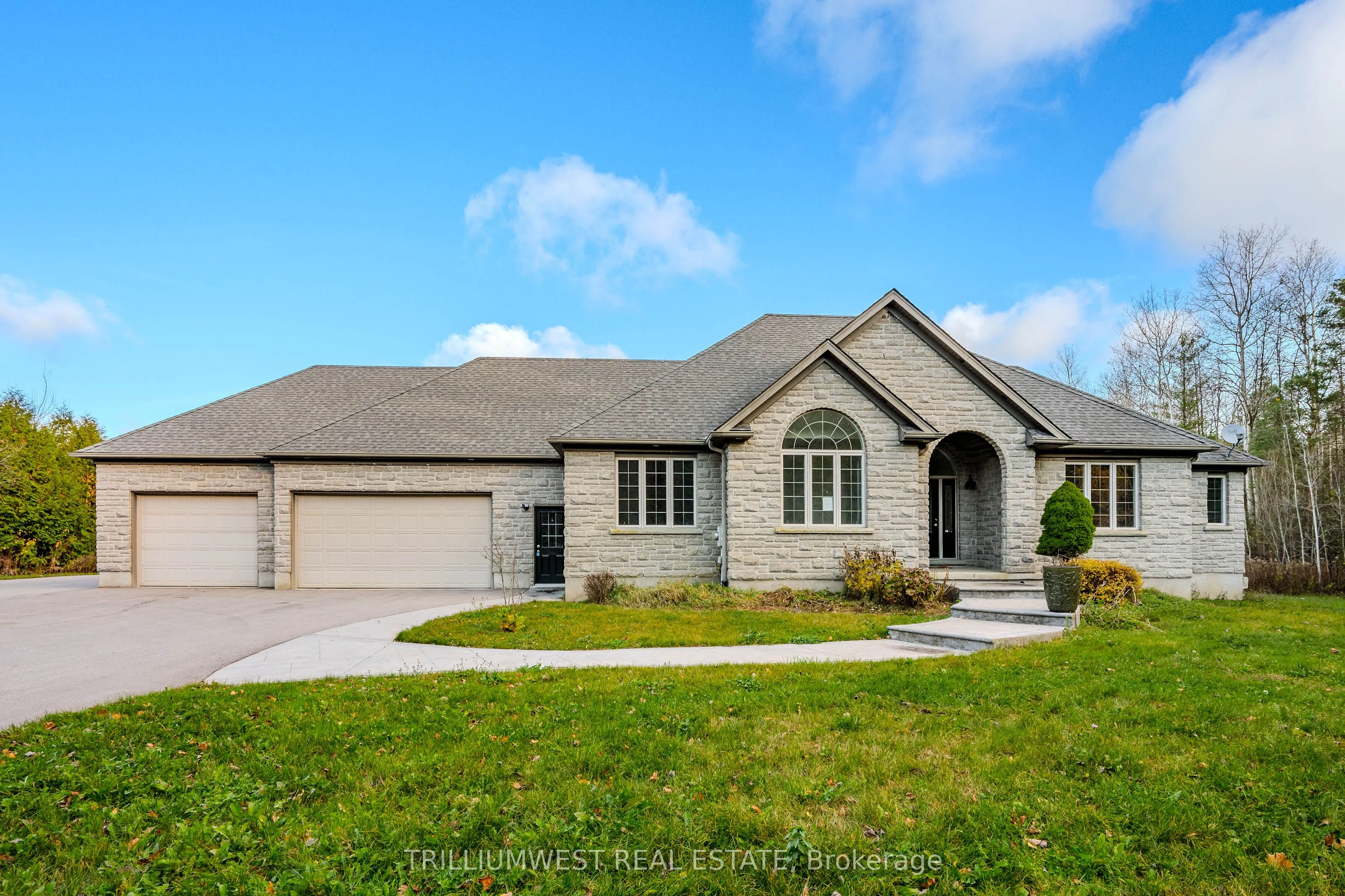 Detached in Puslinch