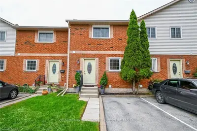 Condo Townhouse in Welland