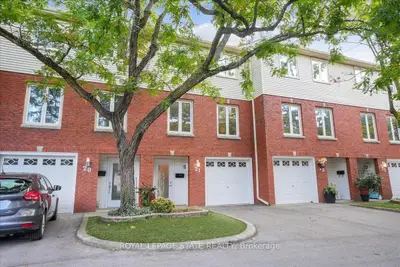 Condo Townhouse in Grimsby