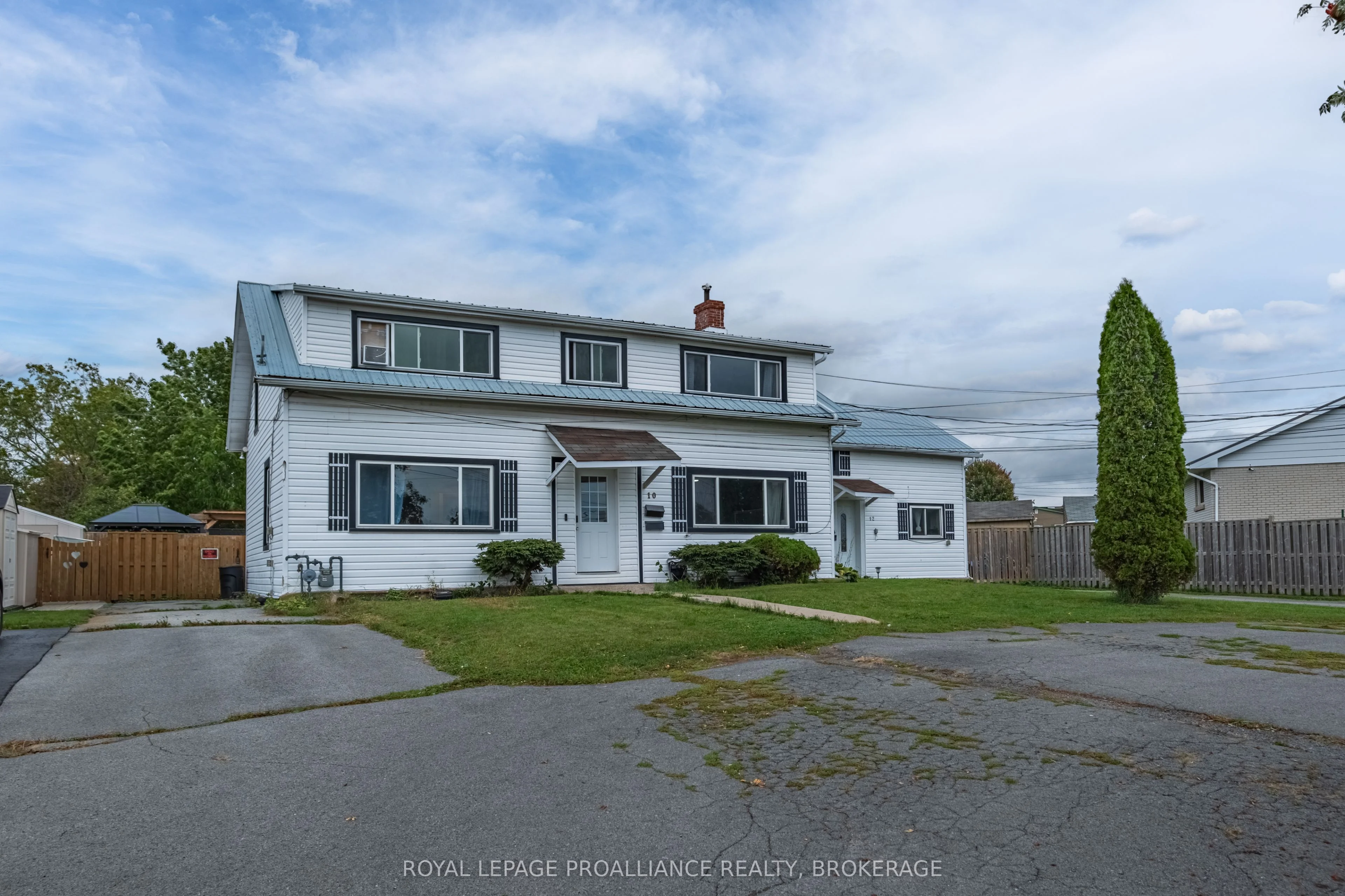 Triplex in Loyalist