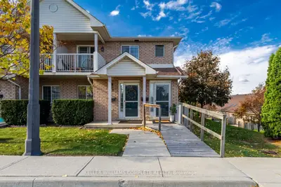 Condo Townhouse in Hamilton