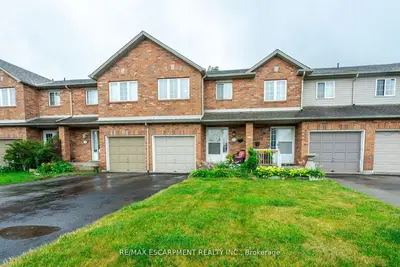 Condo Townhouse in Hamilton